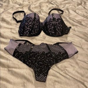 Beautiful VS 2 piece lingerie new without tag.